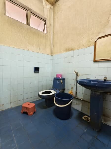 Semi-Detached House for Sale in Taman Bukit Kempas (Tampoi) - Brandon Khor - Bathroom - PropertyGuru.com.my