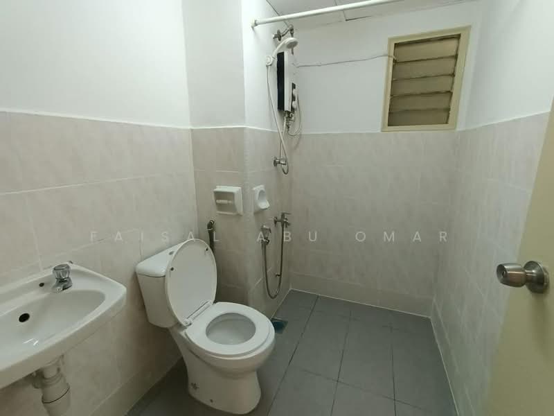 Pangsapuri untuk Dijual di SD Tiara Apartment - Faisal Abu Omar - Bathroom - PropertyGuru.com.my