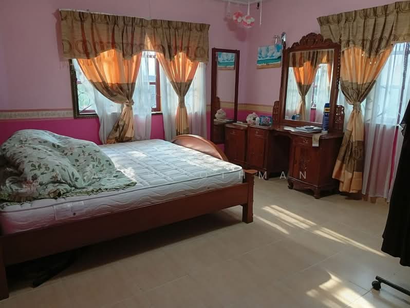 Bungalow for Sale in Taman Paroi Jaya (Paroi) - Azrul Othman - Bedroom - PropertyGuru.com.my