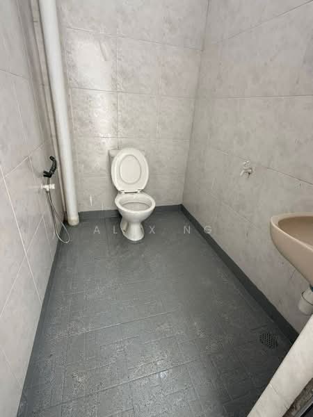 2-storey Terraced House for Sale in Taman Kemas (Tampoi) - Alex Ng - Bathroom - PropertyGuru.com.my