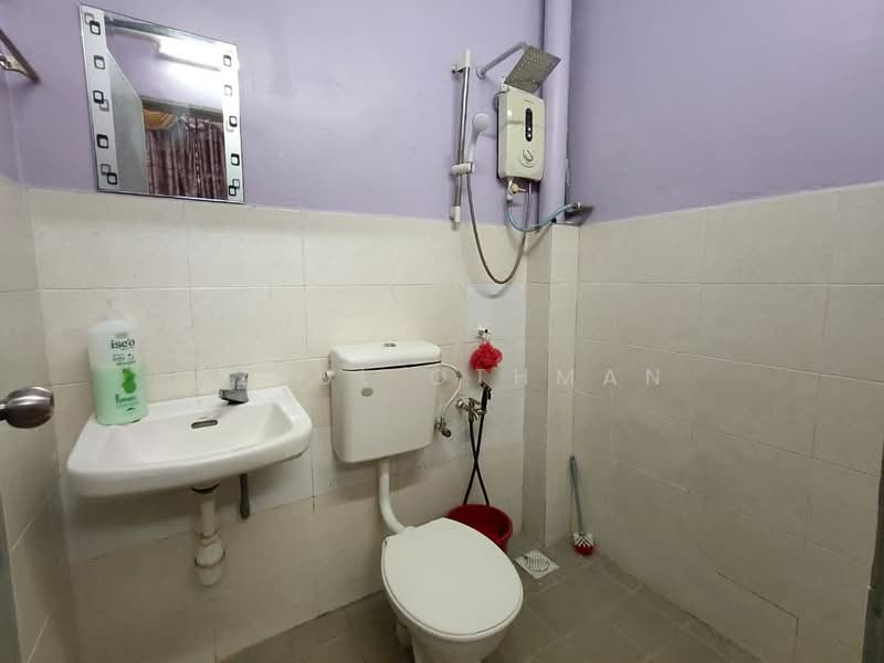 1-storey Terraced House for Sale in Klebang (Melaka) - Azrul Othman - Bathroom - PropertyGuru.com.my