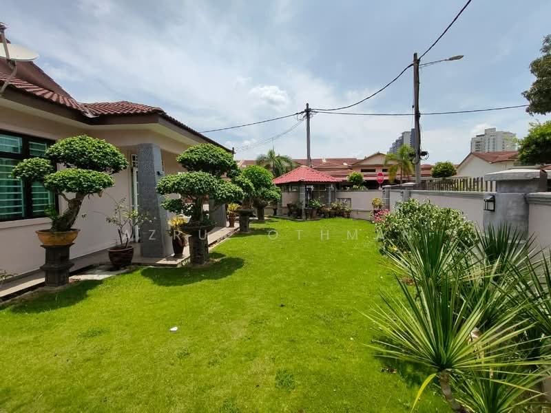1-storey Terraced House for Sale in Klebang (Melaka) - Azrul Othman - Garden - PropertyGuru.com.my