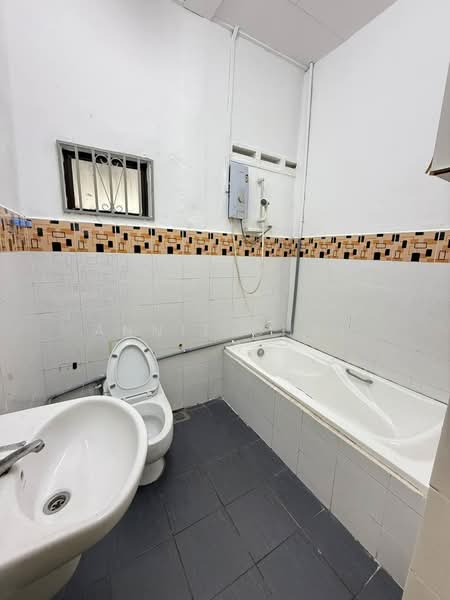 1-storey Terraced House for Sale in Taman Skudai Baru (Skudai) - Annie Chai - Bathroom - PropertyGuru.com.my