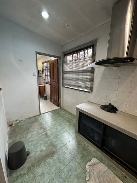 1.5-storey Terraced House for Sale in Taman Pelangi Indah (Ulu Tiram) - Vernice Wong - Kitchen - PropertyGuru.com.my