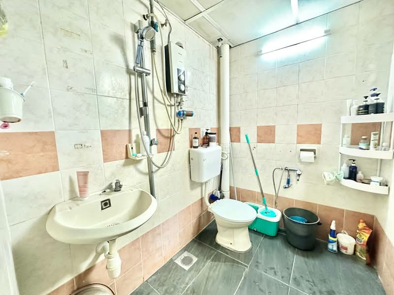 Apartment for Rent at Pangsapuri Mutiara Subang - Asyraf Aman - Bathroom - PropertyGuru.com.my