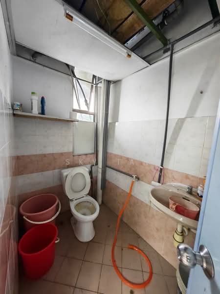 Factory for Rent in Taman Desa Cemerlang (Ulu Tiram) - Sky Tan - Bathroom - PropertyGuru.com.my