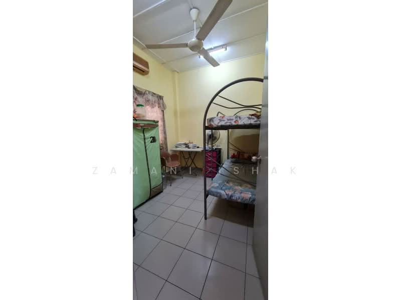 Rumah Flat untuk Dijual di Nuri Court - Zamani Ishak - Bedroom - PropertyGuru.com.my
