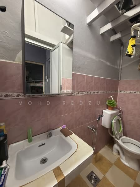 Flat for Sale at Taman Pulai Utama - Mohd Redzuan - Bathroom - PropertyGuru.com.my