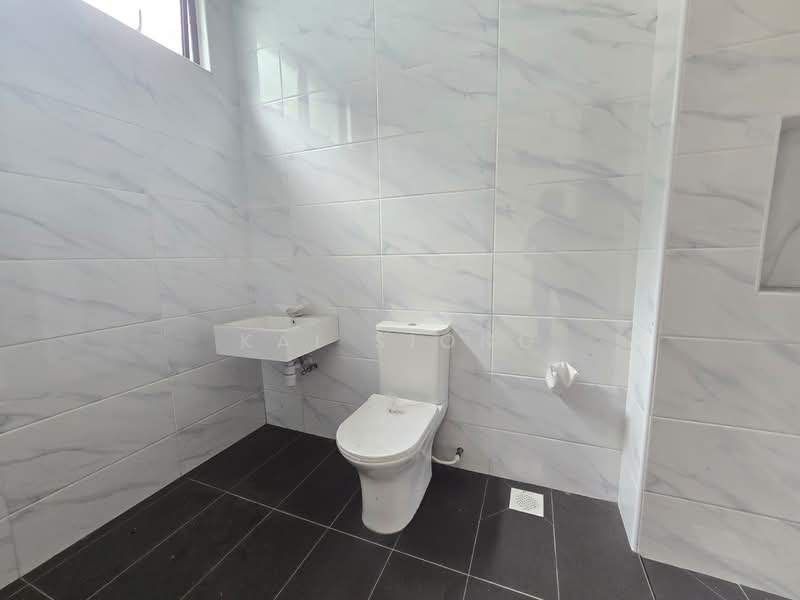 Semi-Detached House for Sale in Senai (Kulai) - Kai Siong - Bathroom - PropertyGuru.com.my