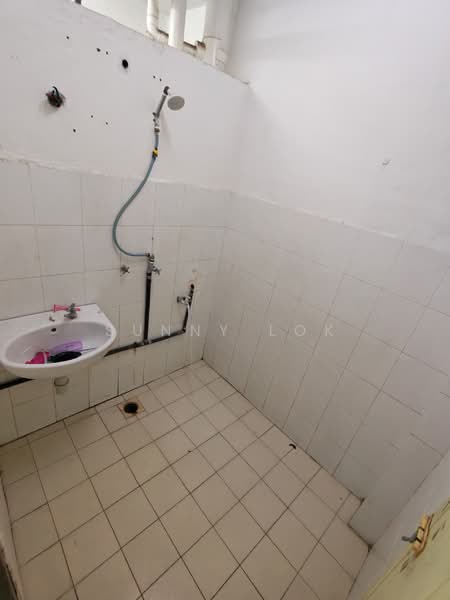 Flat for Sale at Taman Jelutong Jaya - Sunny Lok - Bathroom - PropertyGuru.com.my