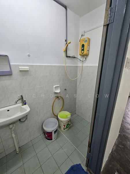 2-storey Terraced House for Rent in Taman Molek (Johor Bahru) - Nicholas Low - Bathroom - PropertyGuru.com.my
