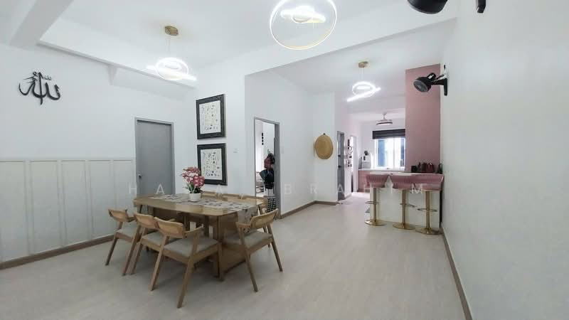 Rumah Teres untuk Disewa di Taman Bakti YNS (Labu) - Hawa Ibrahim - Dining Room - PropertyGuru.com.my