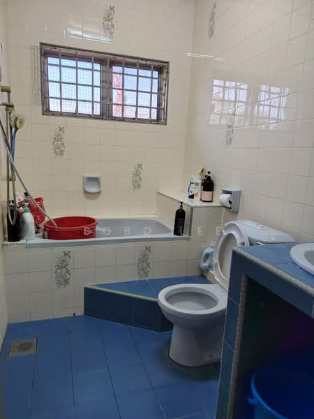 Semi-Detached House for Sale in Taman Overseas Union (Taman Oug) (Jalan Klang Lama (Old Klang Road)) - Bobo Lee - Bathroom - PropertyGuru.com.my