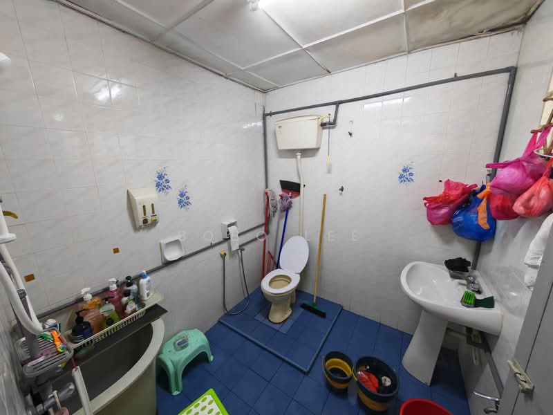 Semi-Detached House for Sale in Taman Overseas Union (Taman Oug) (Jalan Klang Lama (Old Klang Road)) - Bobo Lee - Bathroom - PropertyGuru.com.my