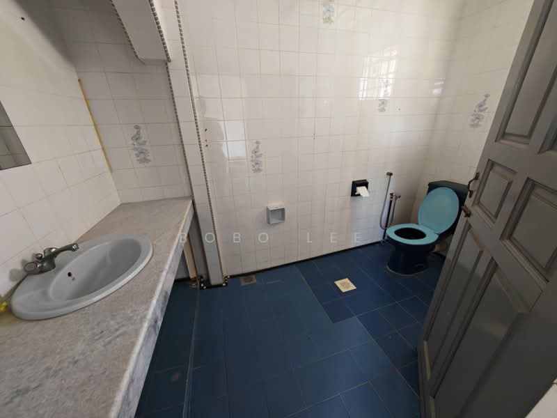 Semi-Detached House for Sale in Taman Overseas Union (Taman Oug) (Jalan Klang Lama (Old Klang Road)) - Bobo Lee - Bathroom - PropertyGuru.com.my