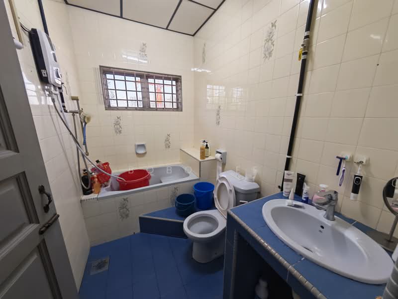 Semi-Detached House for Sale in Taman Overseas Union (Taman Oug) (Jalan Klang Lama (Old Klang Road)) - Bobo Lee - Bathroom - PropertyGuru.com.my