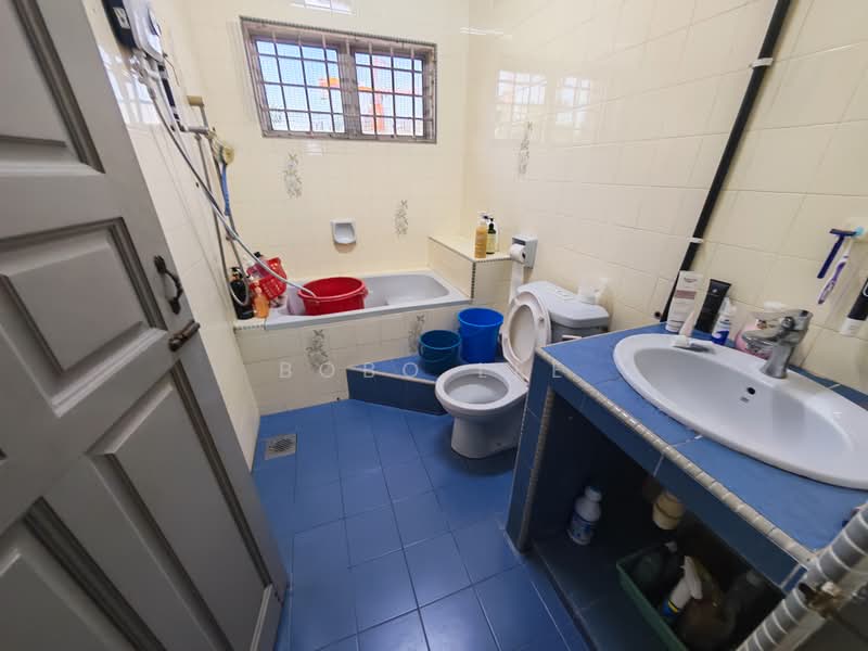 Semi-Detached House for Sale in Taman Overseas Union (Taman Oug) (Jalan Klang Lama (Old Klang Road)) - Bobo Lee - Bathroom - PropertyGuru.com.my