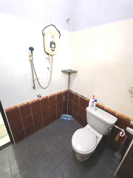 2-storey Terraced House for Rent in Taman Bukit Mewah (Tampoi) - Janice Yong - Bathroom - PropertyGuru.com.my