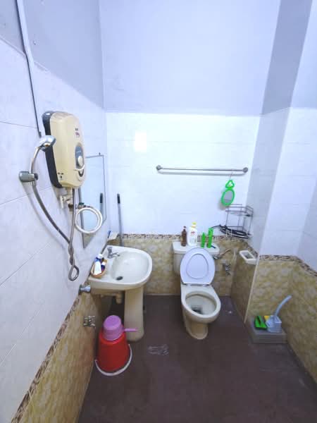 2-storey Terraced House for Rent in Taman Bukit Mewah (Tampoi) - Janice Yong - Bathroom - PropertyGuru.com.my