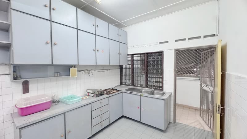 1-storey Terraced House for Sale in Taman Johor Jaya (Johor Bahru) - Bess Wong - Kitchen - PropertyGuru.com.my