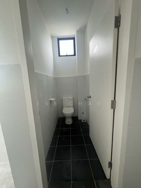 Kedai / Pejabat untuk Disewa di Taman Bukit Kaze (Ulu Tiram) - Eve Chan - Bathroom - PropertyGuru.com.my