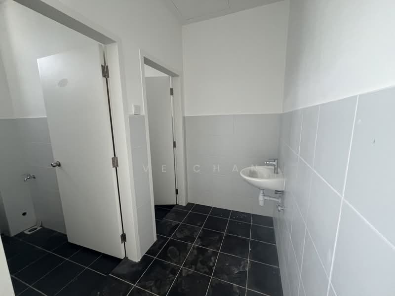 Kedai / Pejabat untuk Disewa di Taman Bukit Kaze (Ulu Tiram) - Eve Chan - Bathroom - PropertyGuru.com.my