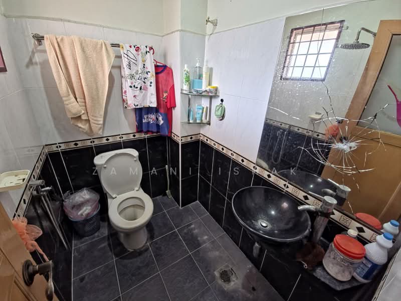 Rumah Teres 2 Tingkat untuk Dijual di Bandar Utama Batang Kali (Batang Kali) - Zamani Ishak - Bathroom - PropertyGuru.com.my