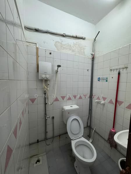 2-storey Terraced House for Sale in Taman Bukit Mewah (Tampoi) - Wong Ouray - Bathroom - PropertyGuru.com.my