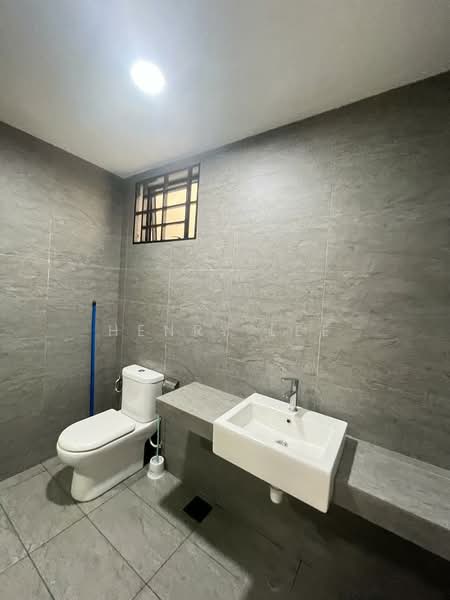 Servis Apartment untuk Dijual di Woodsbury Suites - Henry Lee - Bathroom - PropertyGuru.com.my