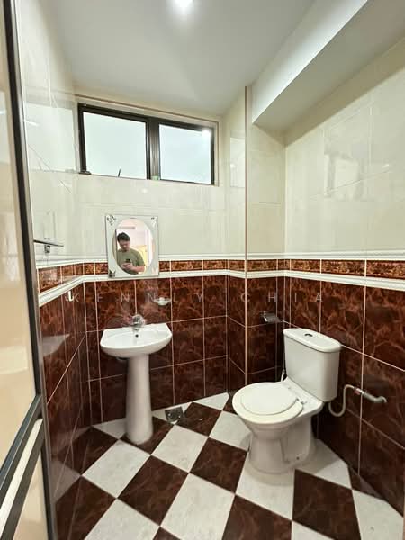 Semi-Detached House for Sale in Taman Molek (Johor Bahru) - Kennly Chia - Bathroom - PropertyGuru.com.my