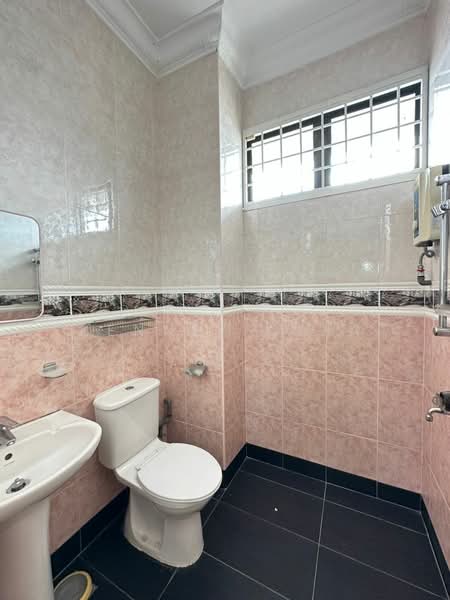 Semi-Detached House for Sale in Taman Molek (Johor Bahru) - Kennly Chia - Bathroom - PropertyGuru.com.my