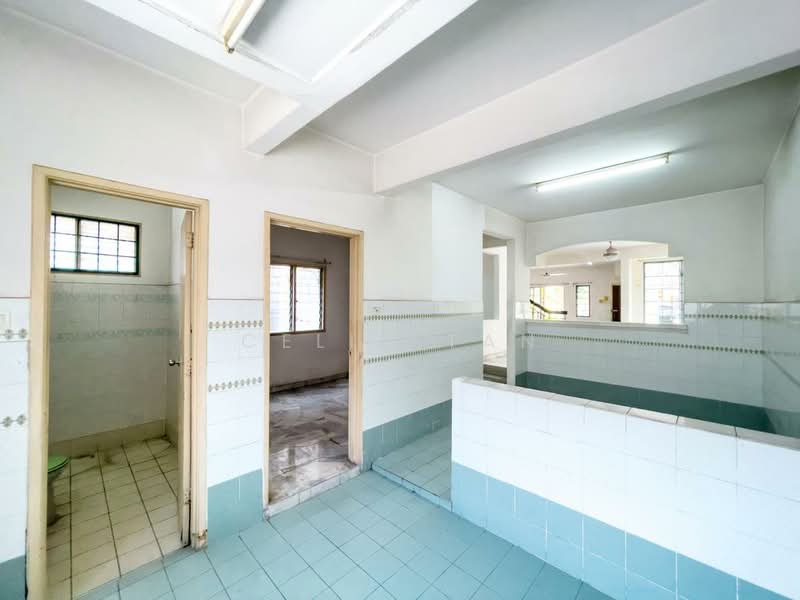 2-storey Terraced House for Sale in Usj 20 (Subang Jaya) - Celia Tan - Bathroom - PropertyGuru.com.my