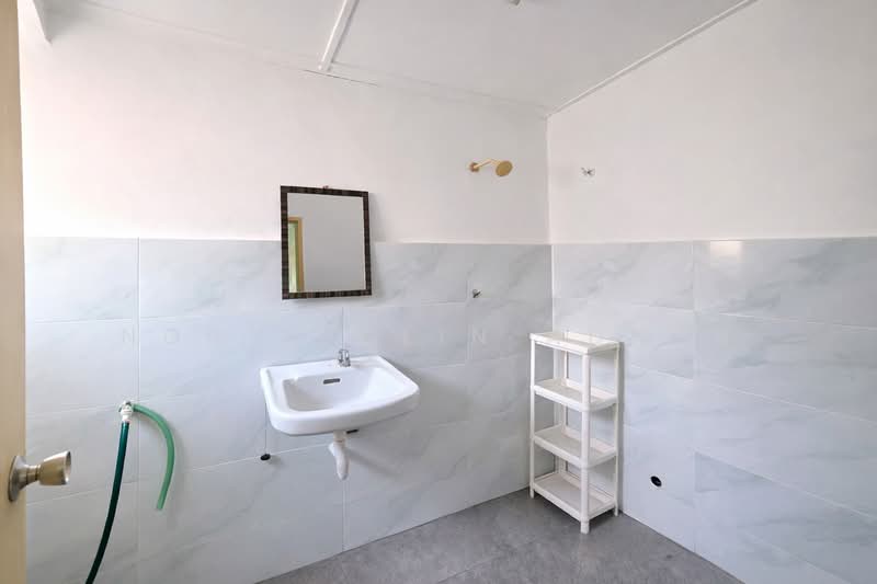 2-storey Terraced House for Sale in Taman Sinaran (Balakong) - Nor Azdlin Adnan - Bathroom - PropertyGuru.com.my