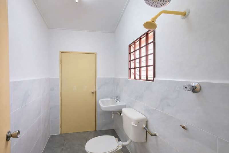 2-storey Terraced House for Sale in Taman Sinaran (Balakong) - Nor Azdlin Adnan - Bathroom - PropertyGuru.com.my