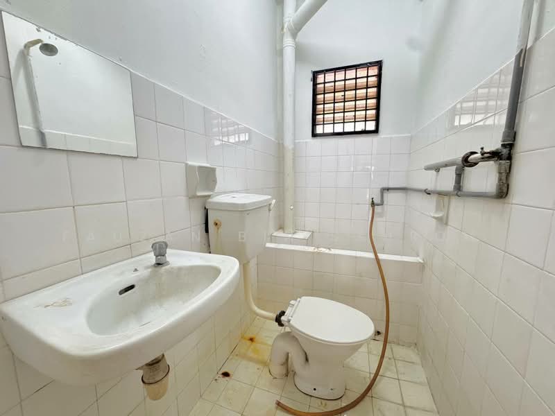 2-storey Terraced House for Sale in Taman Pinggiran Golf (Paroi) - Fauzan bin Sahrom - Bathroom - PropertyGuru.com.my