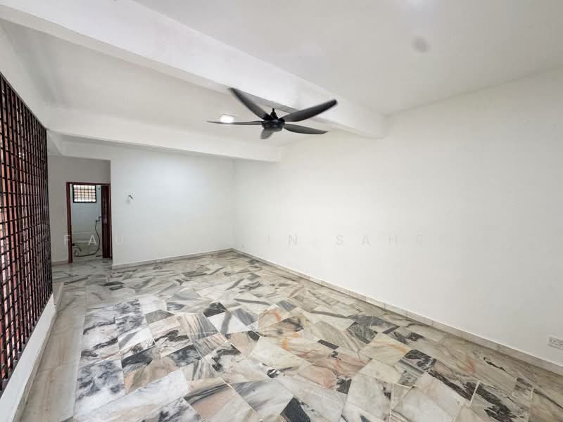 2-storey Terraced House for Sale in Taman Pinggiran Golf (Paroi) - Fauzan bin Sahrom - Living Room - PropertyGuru.com.my