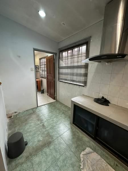 1.5-storey Terraced House for Sale in Taman Pelangi Indah (Ulu Tiram) - Kennly Chia - Kitchen - PropertyGuru.com.my