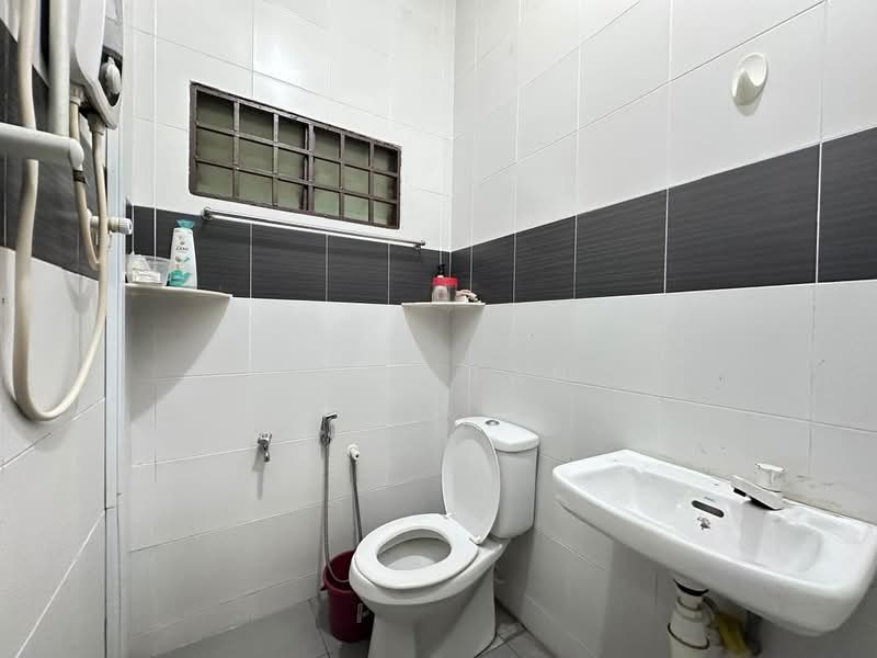 Rumah Teres 1 Tingkat untuk Dijual di Taman Desa Cemerlang (Ulu Tiram) - Iden Tan - Bathroom - PropertyGuru.com.my