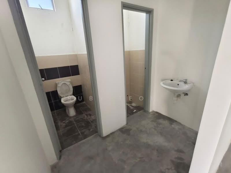 Semi-D Factory for Rent in Pusat Perindustrian Tanjung Pelepas (Gelang Patah) - Ruby Teow - Bathroom - PropertyGuru.com.my