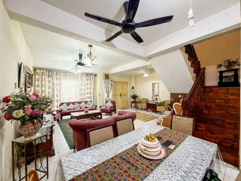 Rumah Teres 2 Tingkat untuk Dijual di Petaling Jaya (Selangor) - SITI KHAIRIYAH JAAFAR - Living Room - PropertyGuru.com.my