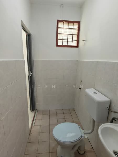 1-storey Terraced House for Sale in Taman Putri Kulai (Kulai) - Iden Tan - Bathroom - PropertyGuru.com.my