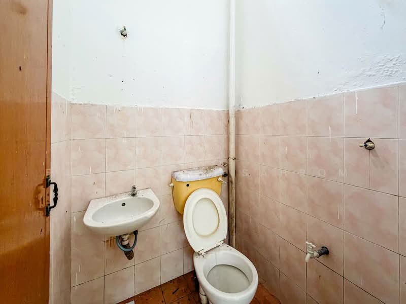 1-storey Terraced House for Sale in Taman Dato' Hormat (Telok Panglima Garang) - Fauzan bin Sahrom - Bathroom - PropertyGuru.com.my