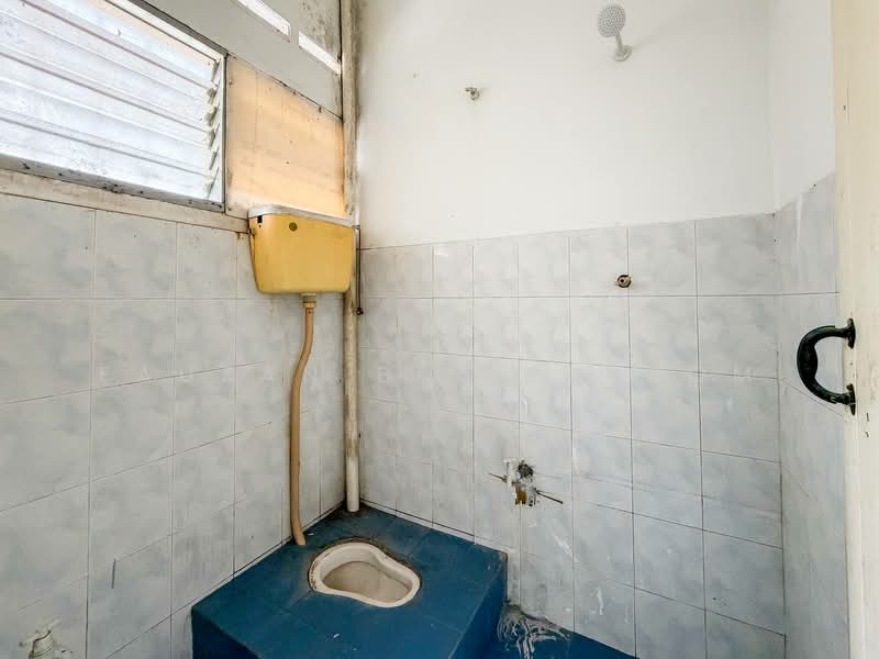 1-storey Terraced House for Sale in Taman Dato' Hormat (Telok Panglima Garang) - Fauzan bin Sahrom - Bathroom - PropertyGuru.com.my