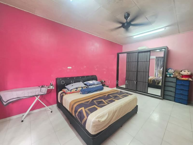 2-storey Terraced House for Sale in Taman Tampoi Indah (Tampoi) - Wong Ouray - Bedroom - PropertyGuru.com.my