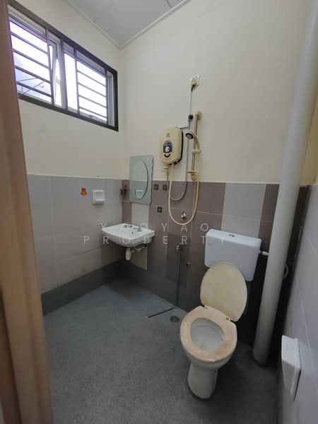 Rumah Teres 2 Tingkat untuk Dijual di Bandar Putra (Kulai) - Yaoyao Property - Bathroom - PropertyGuru.com.my