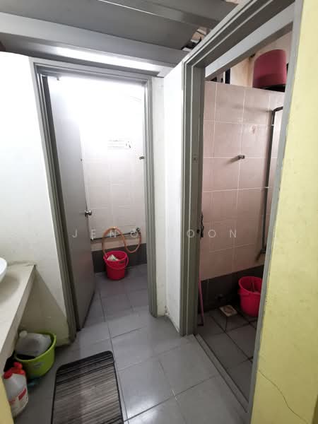 Shop for Sale in Kuchai Business Park (Kuala Lumpur) - Jeno Poon - Bathroom - PropertyGuru.com.my