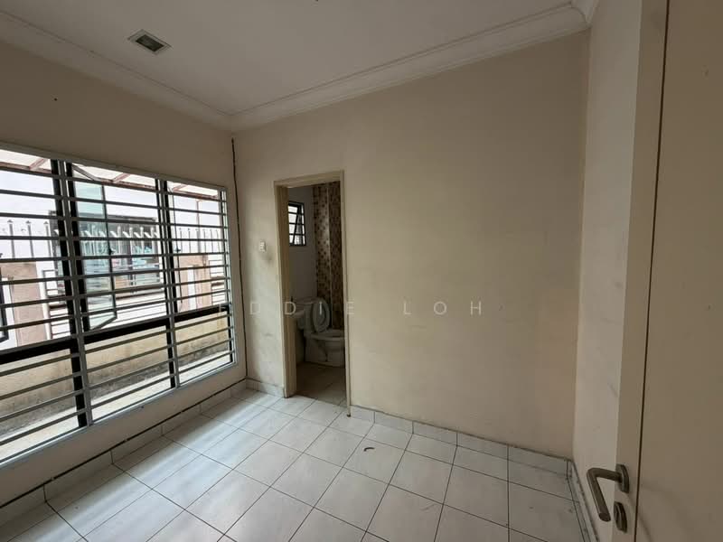 Rumah Teres 2 Tingkat untuk Dijual di Bandar Putra Height (Subang Jaya) - Eddie Loh - Bathroom - PropertyGuru.com.my