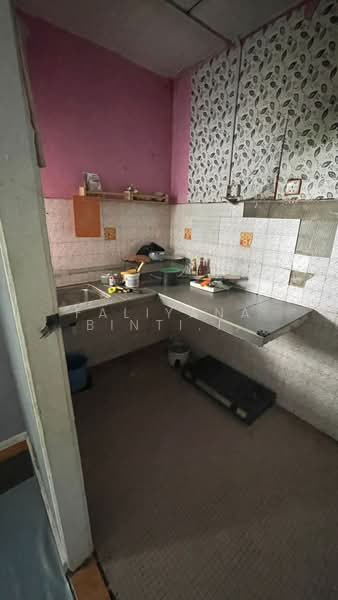 Flat for Sale at Kelompok Bunga Raya - Faliyana binti Muda - Kitchen - PropertyGuru.com.my