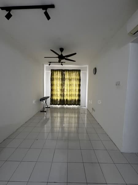 Pangsapuri untuk Disewa di Pangsapuri Pulai Mutiara - Kris Pang - Living Room - PropertyGuru.com.my