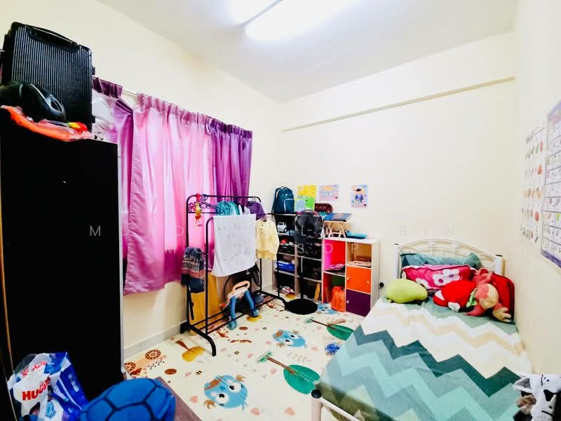 Pangsapuri untuk Dijual di Residensi Warnasari 2 - Mohd Hazlan bin Mohd Sopi - Bedroom - PropertyGuru.com.my